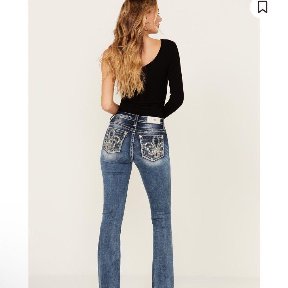 MISS ME WOMEN'S DARK WASH MID RISE FLEUR DE LIS BOOTCUT STRETCH
DENIM JEANS